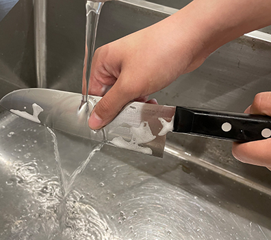 Rinsing of knife